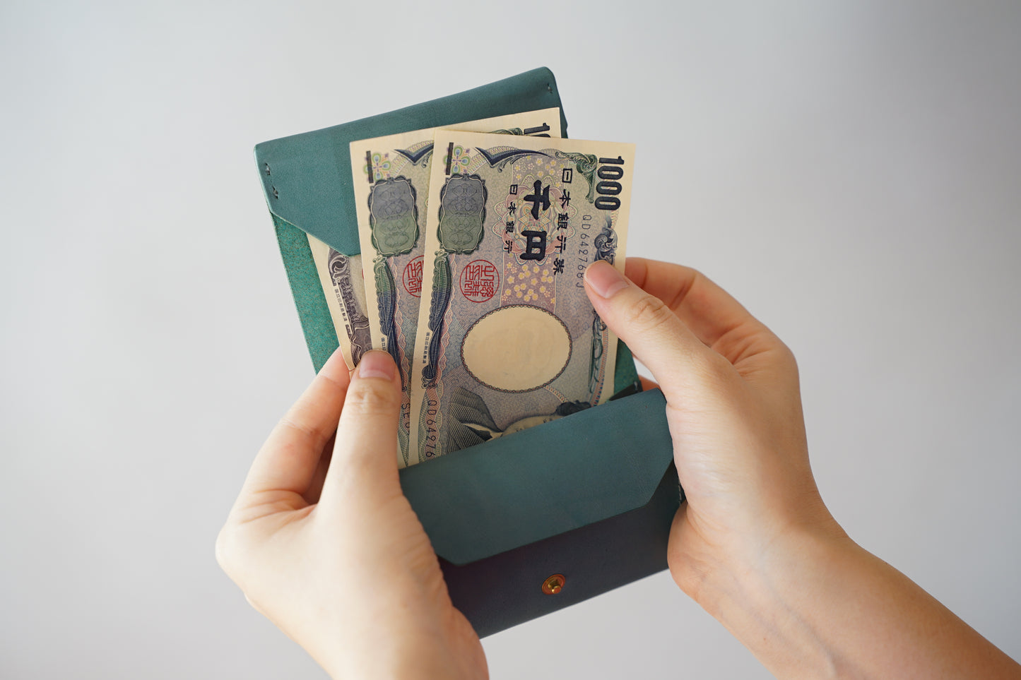 タテに仕舞う二つ折り財布