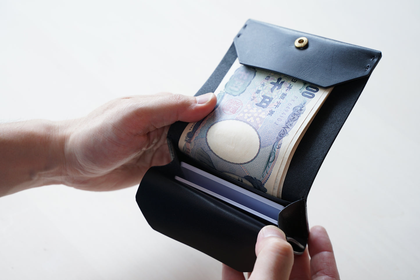Bi-fold wallet that can be stored vertically