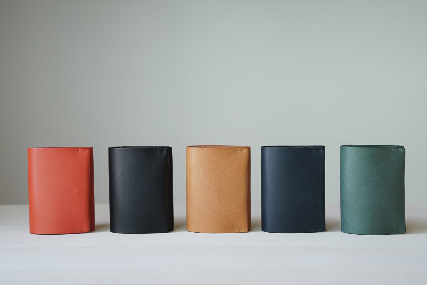 Bi-fold wallet that can be stored vertically