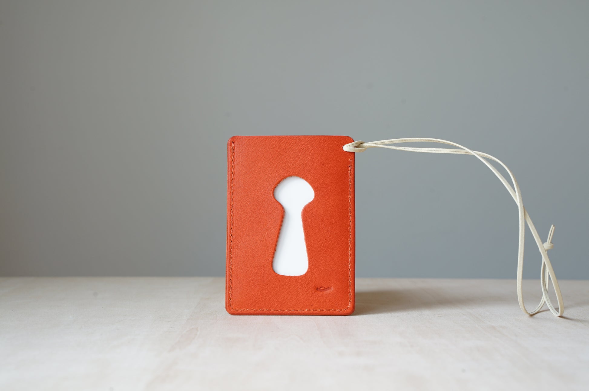 ICカードケースひも付き鍵穴形