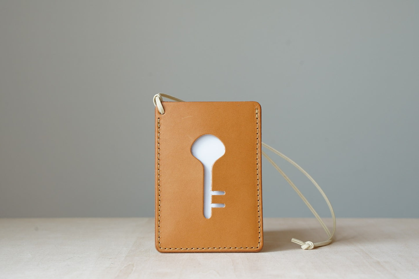 ICカードケースひも付き鍵形