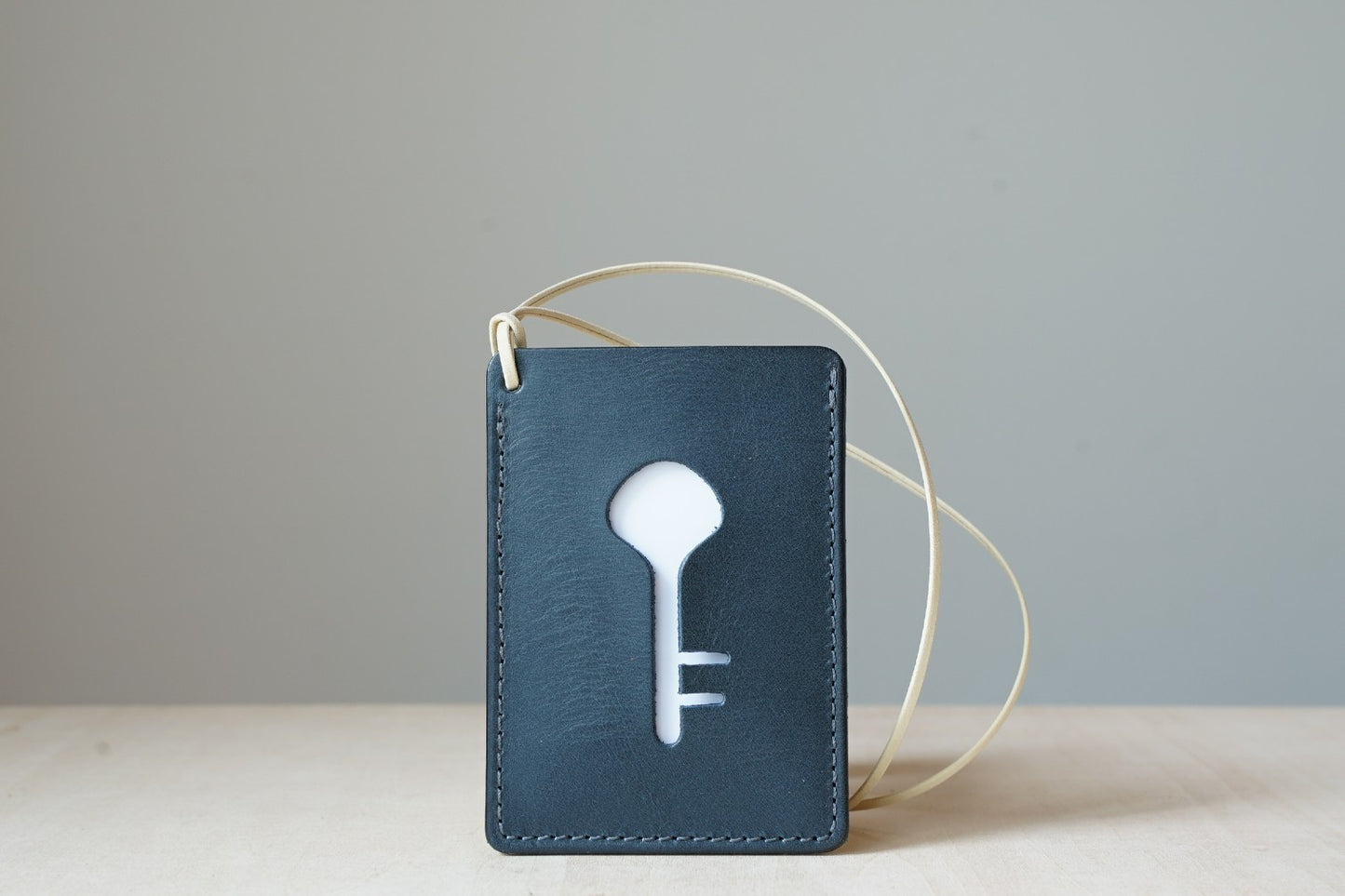 ICカードケースひも付き鍵形