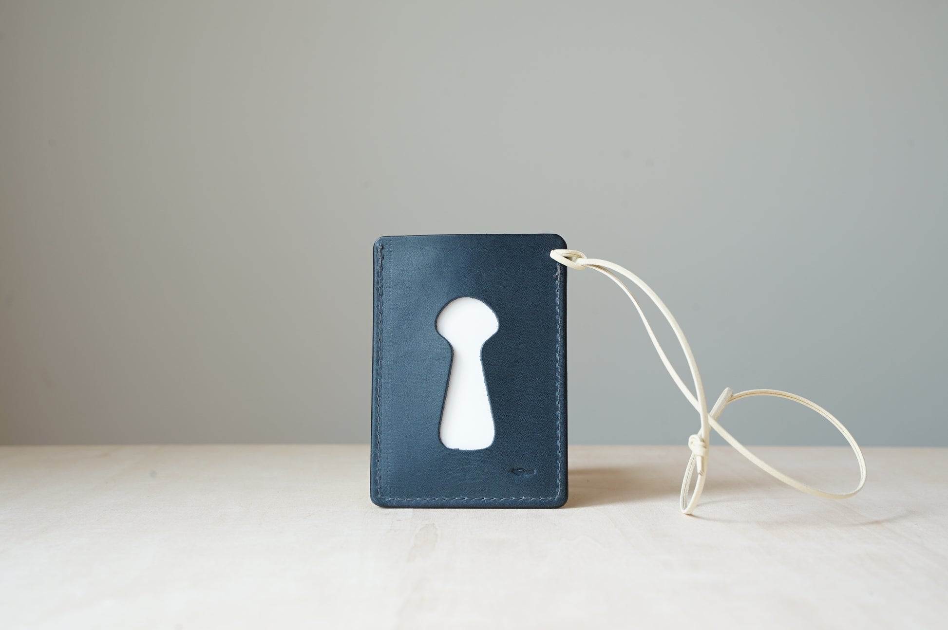 ICカードケースひも付き鍵穴形