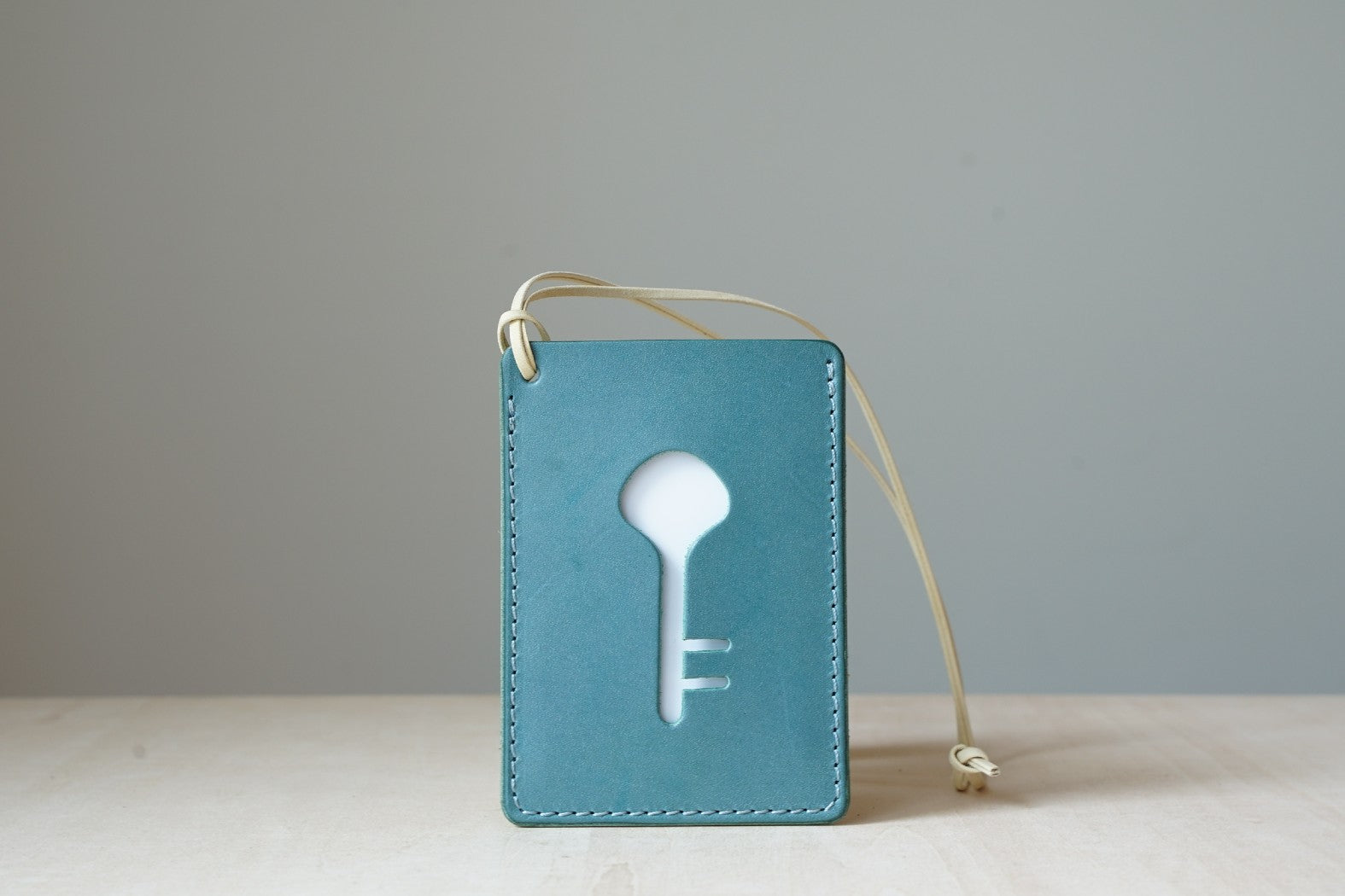 ICカードケースひも付き鍵形