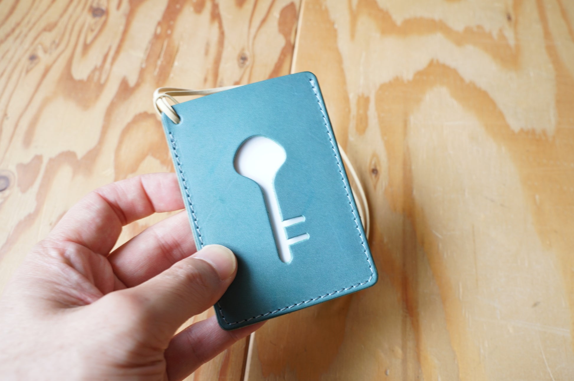 手に持ったICカードケースひも付