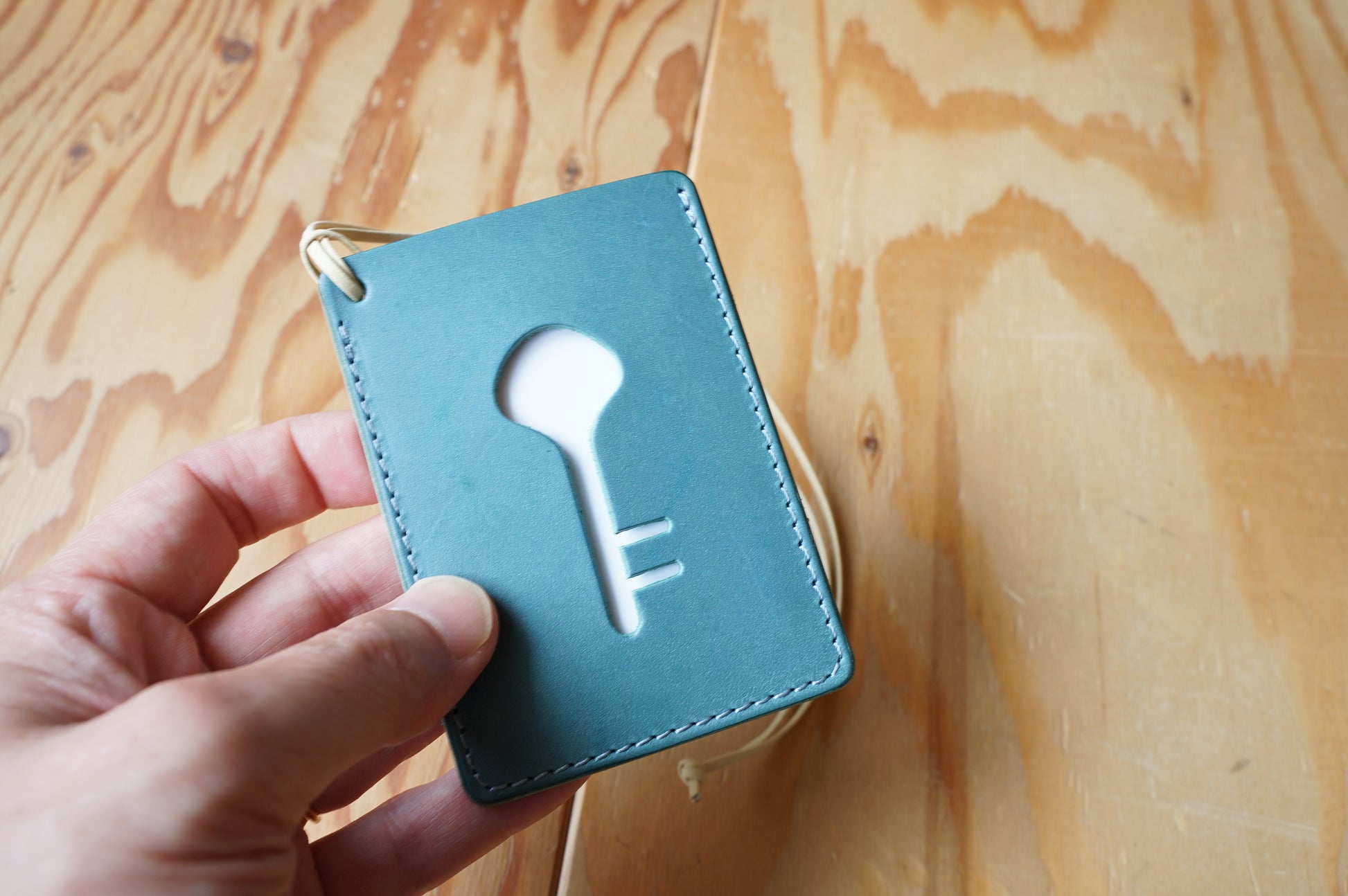 手に持ったICカードケース