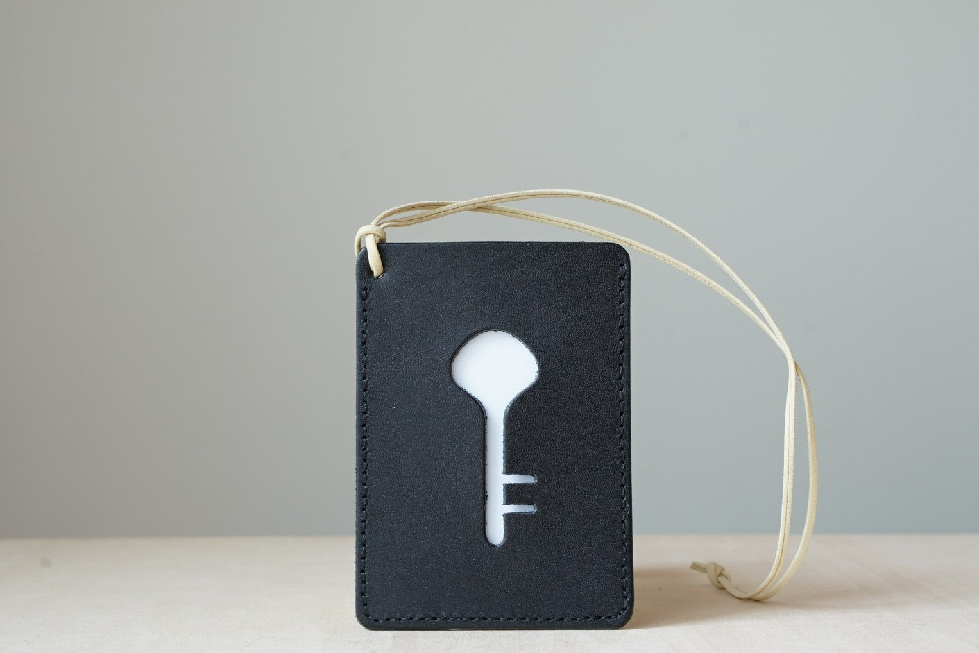 ICカードケースひも付き鍵形
