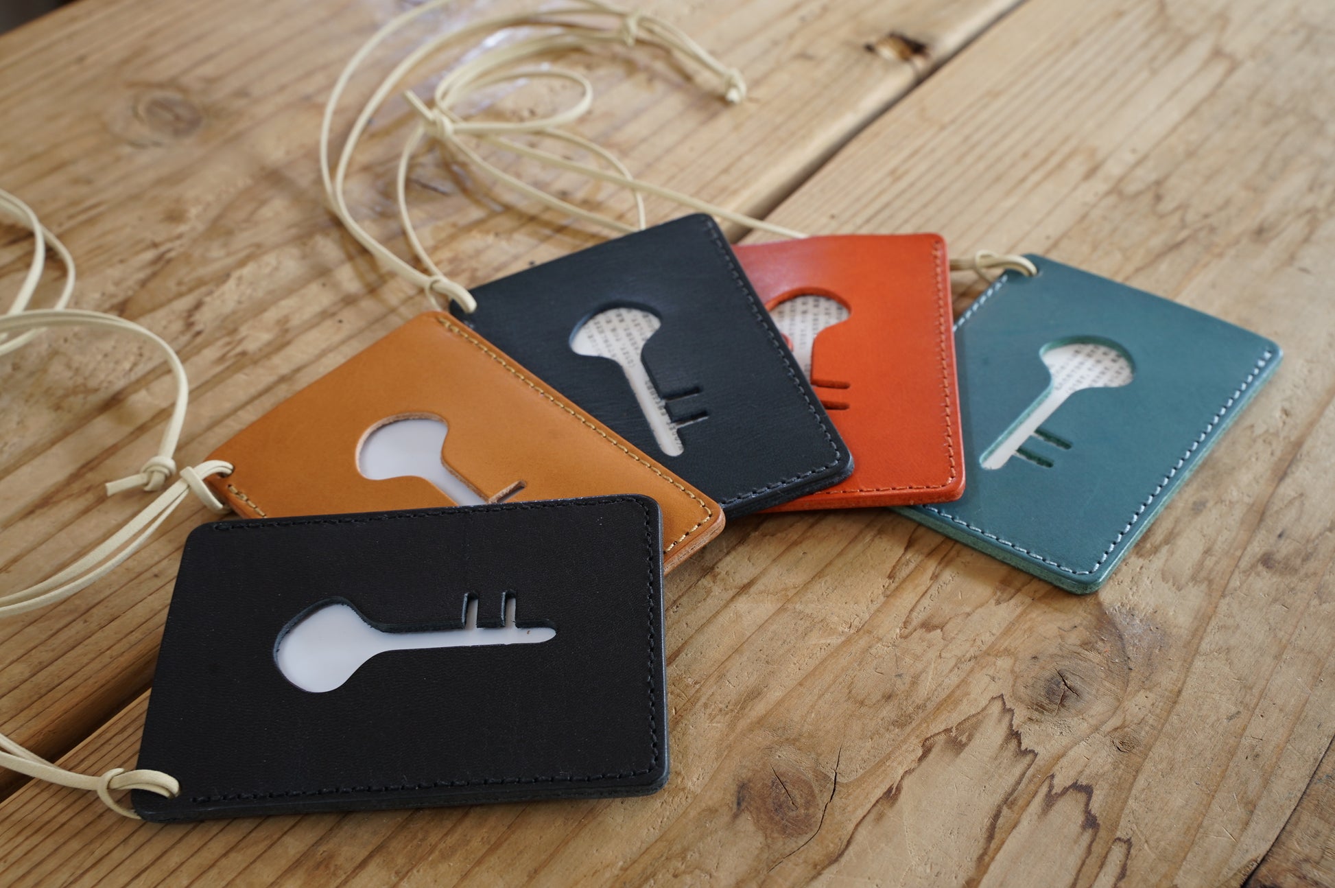 カラフルな5色のICカードケースひも付