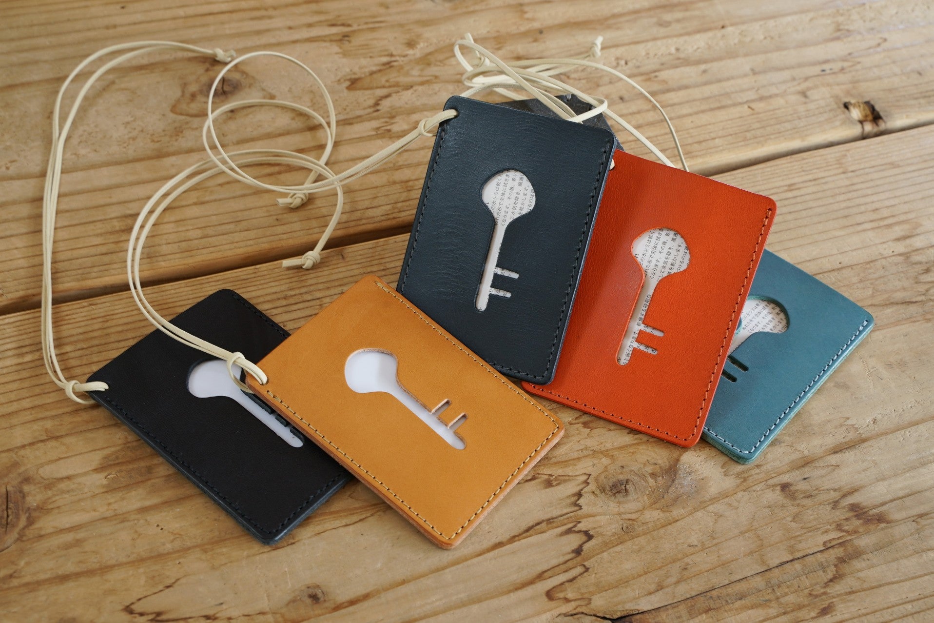 カラフルな5色のICカードケースひも付