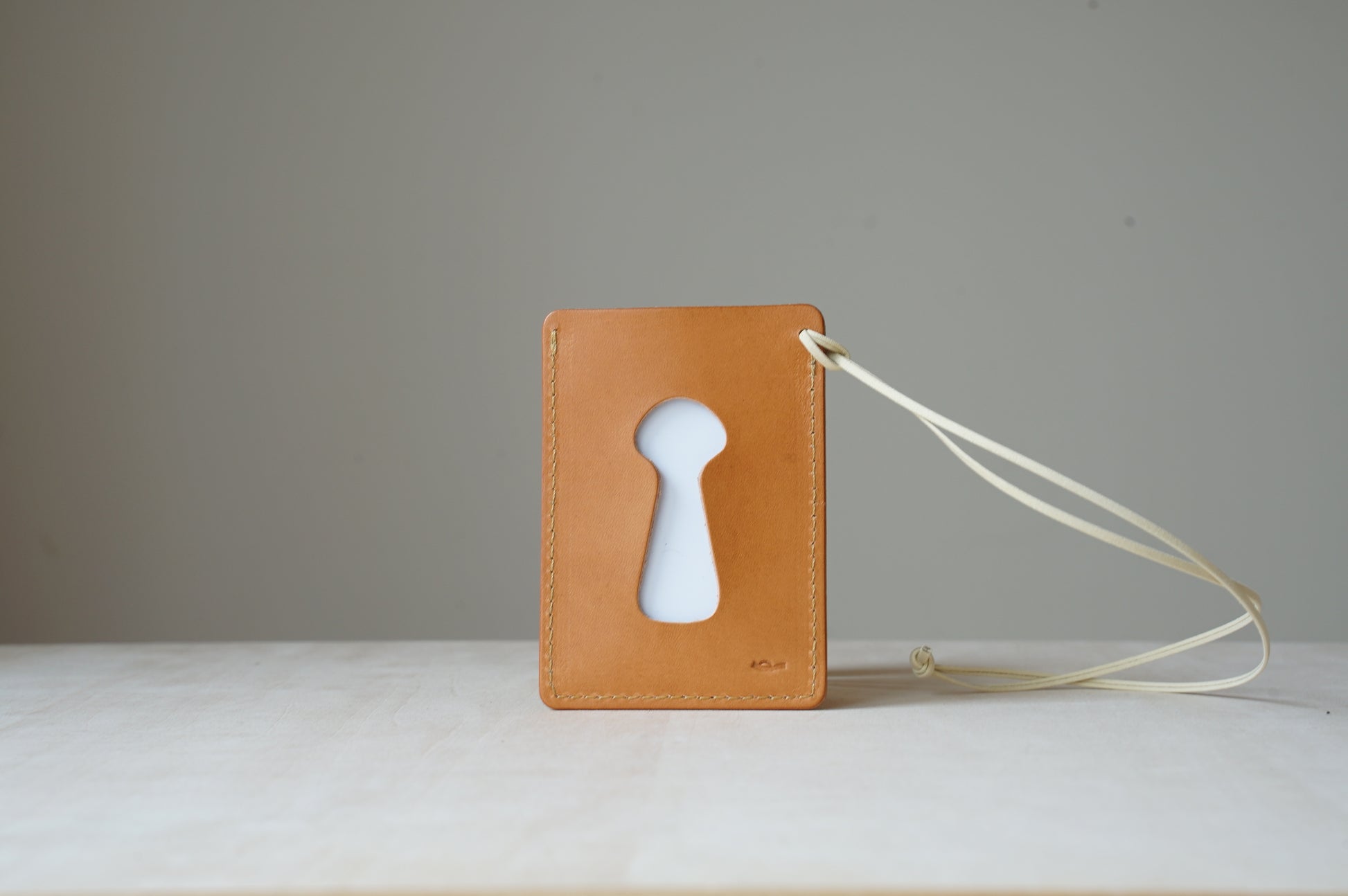 ICカードケースひも付き鍵穴形