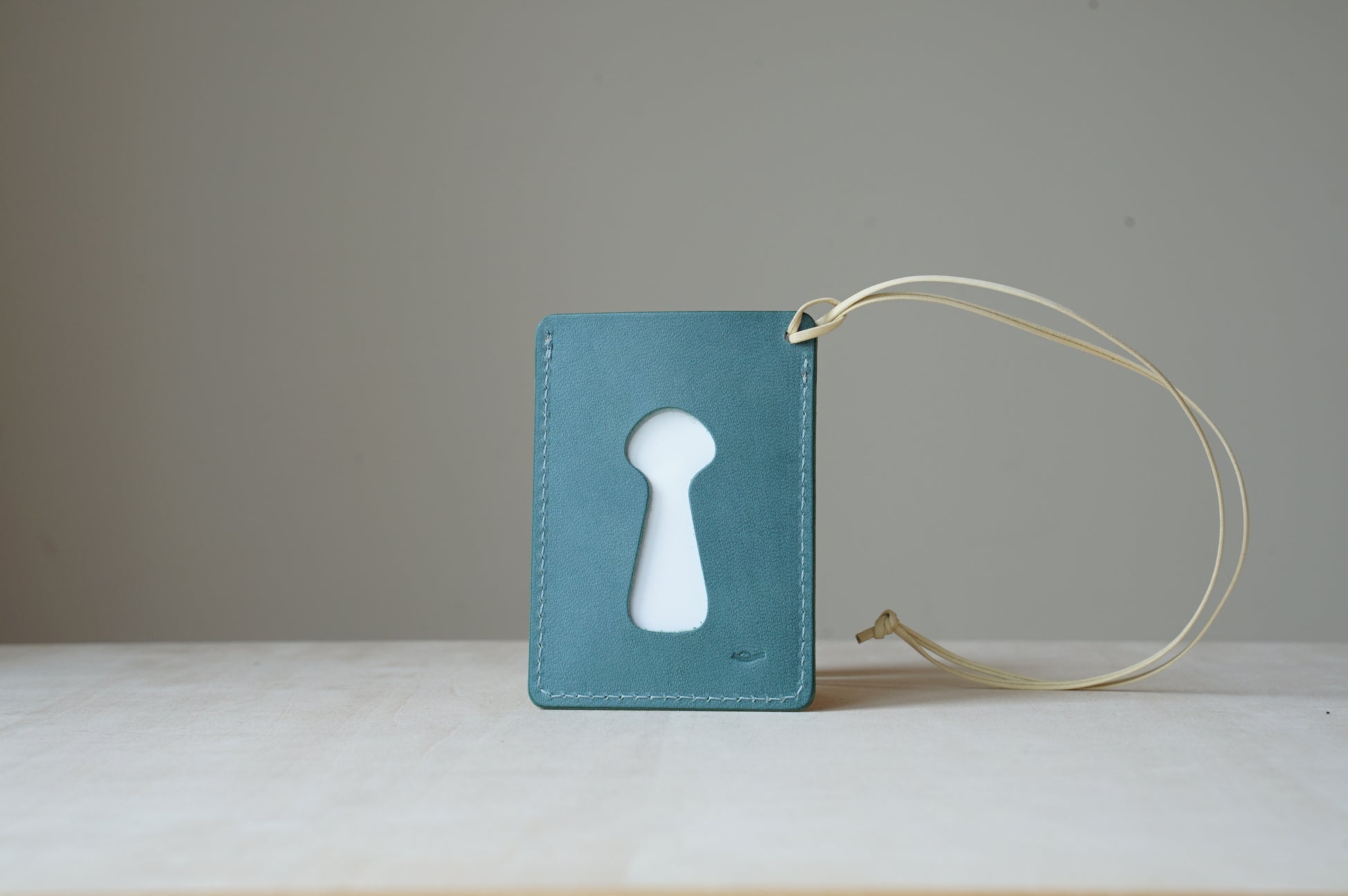 ICカードケースひも付き鍵穴形