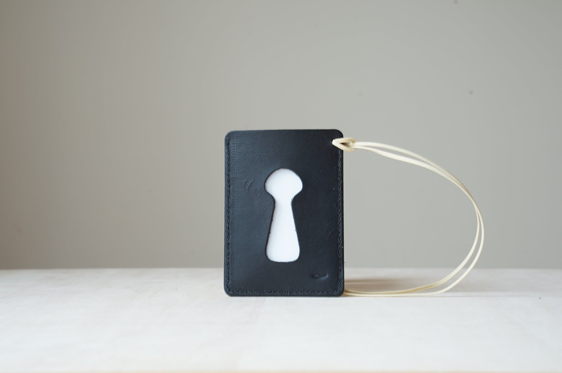 ICカードケースひも付き鍵穴形