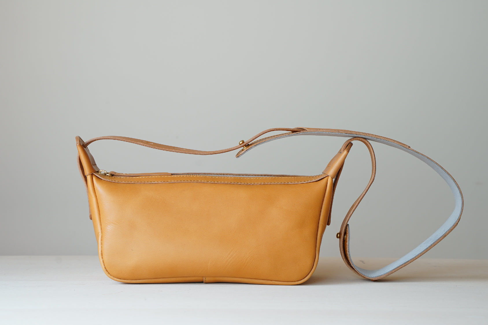 レザーショルダーバッグ正面