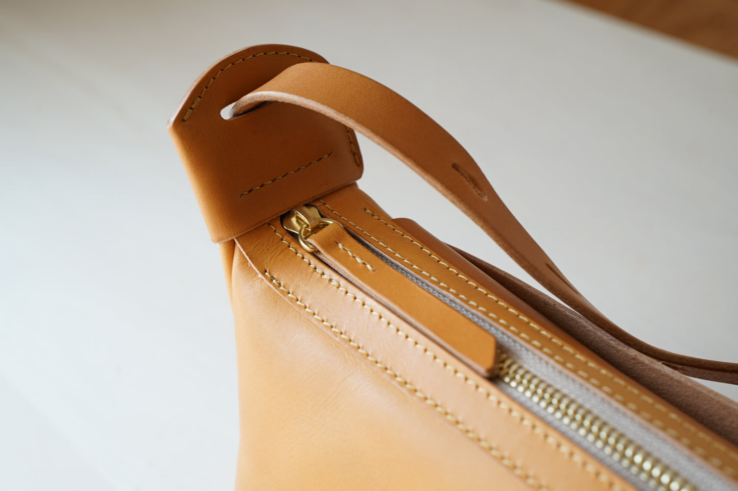 レザーショルダーバッグ開閉持ち手部分