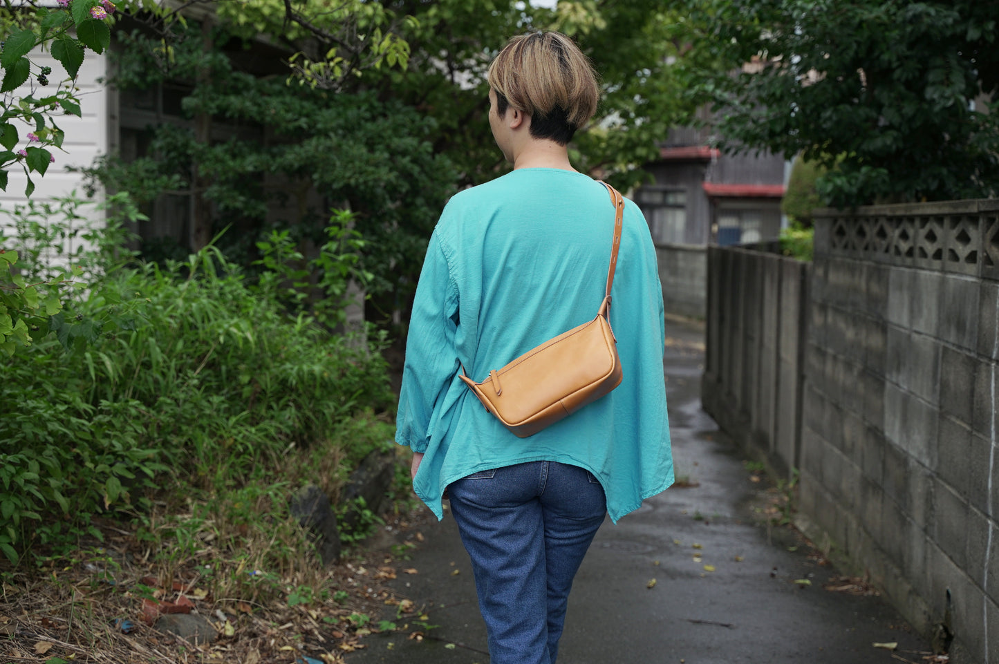 レザーショルダーバッグ着用レディース