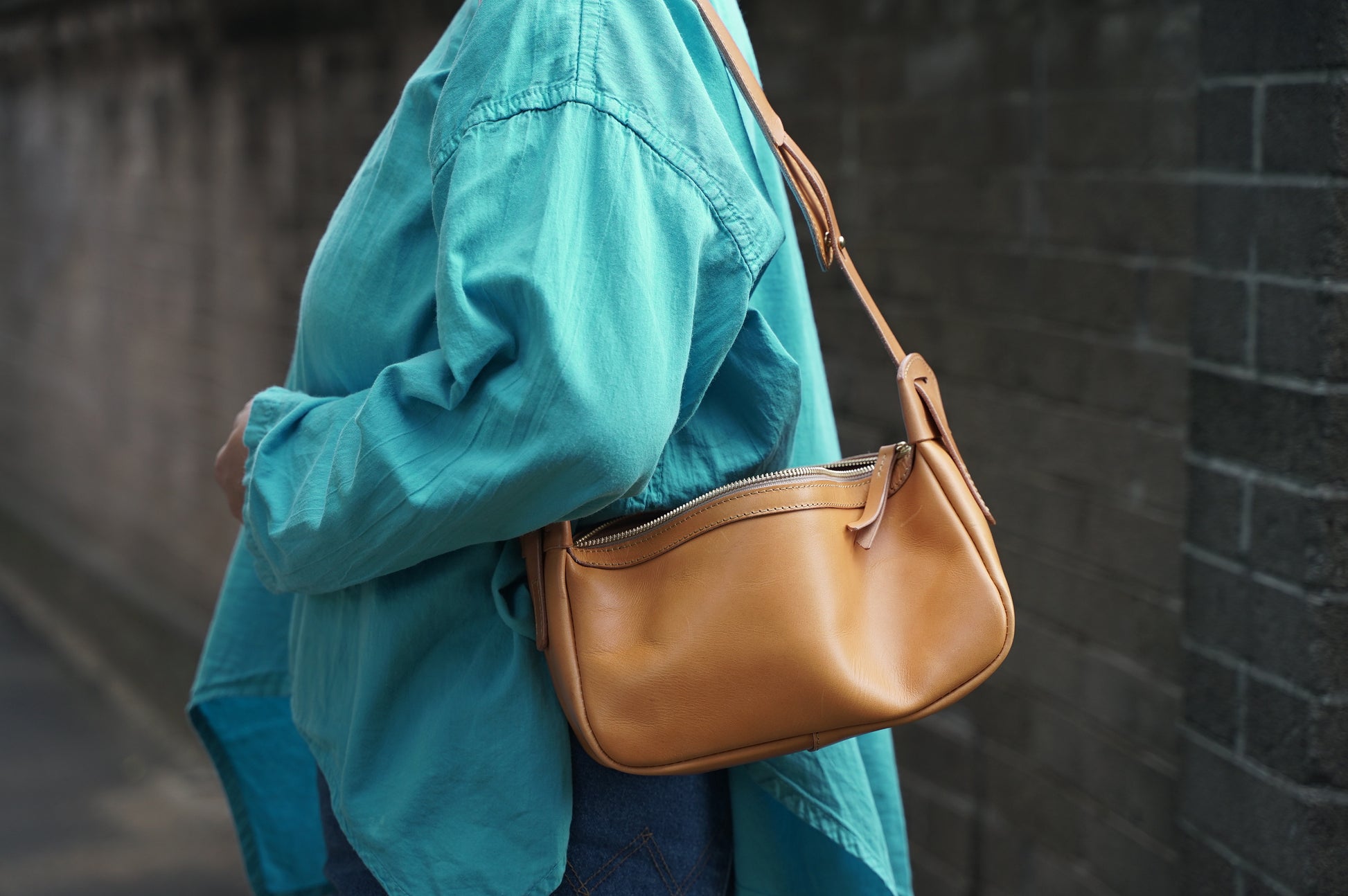 レザーショルダーバッグ着用レディース