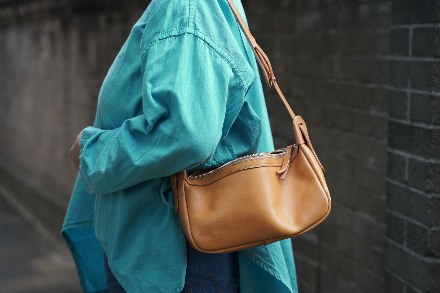 レザーショルダーバッグ着用レディース