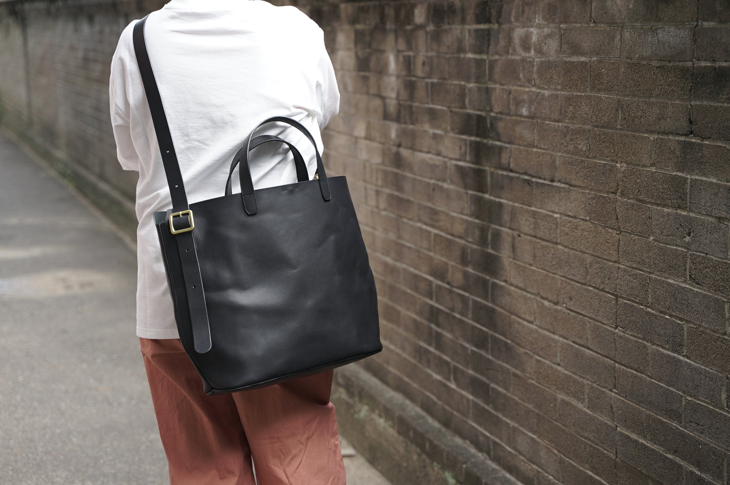 2wayトートバッグ 黒 Mサイズ使用例 肩かけ