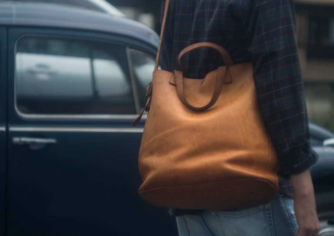 Drawing 2way トートバッグ ベージュ Mサイズ 使用例 男性