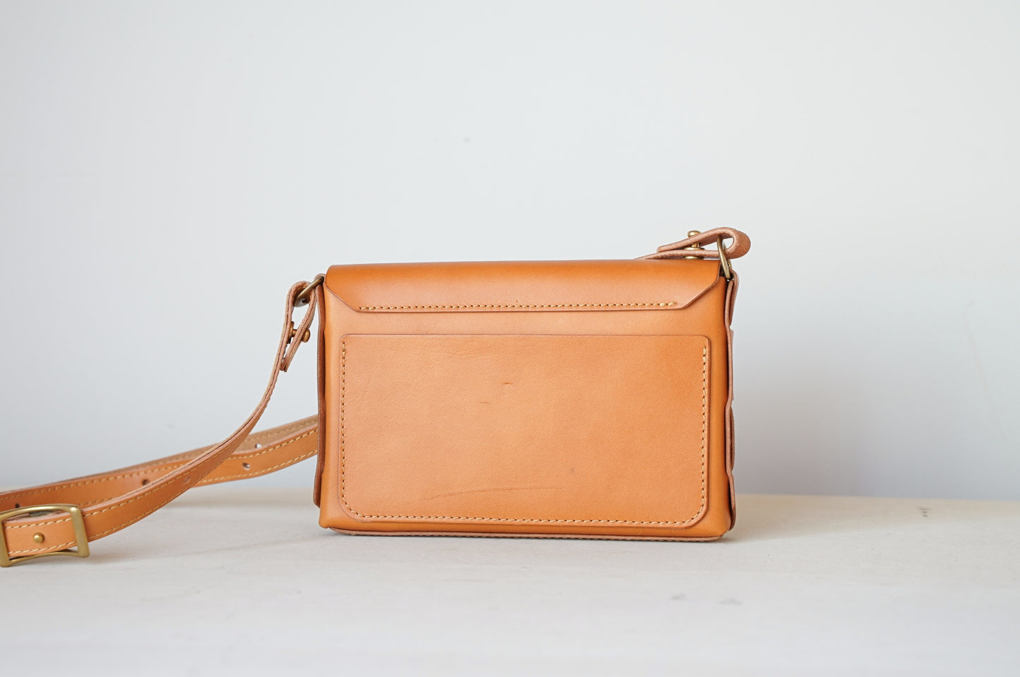 iris ショルダーバッグ ボディーバッグ ベージュ 背面