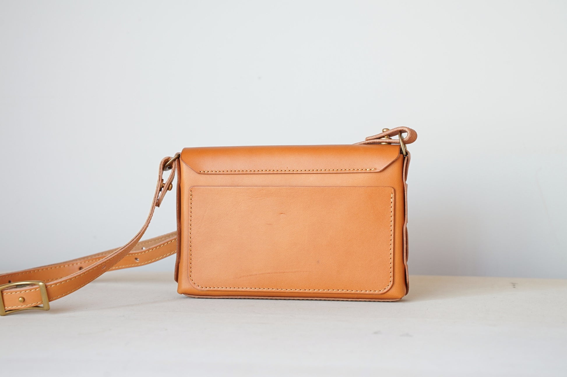 iris ショルダーバッグ ボディーバッグ ベージュ 背面