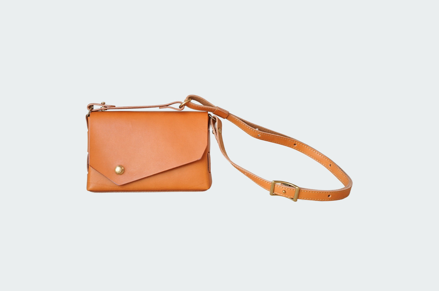 iris ショルダーバッグ ボディーバッグ ベージュ 正面