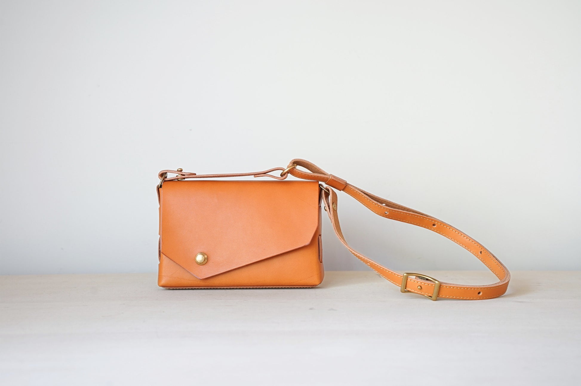 iris ショルダーバッグ ボディーバッグ ベージュ 正面