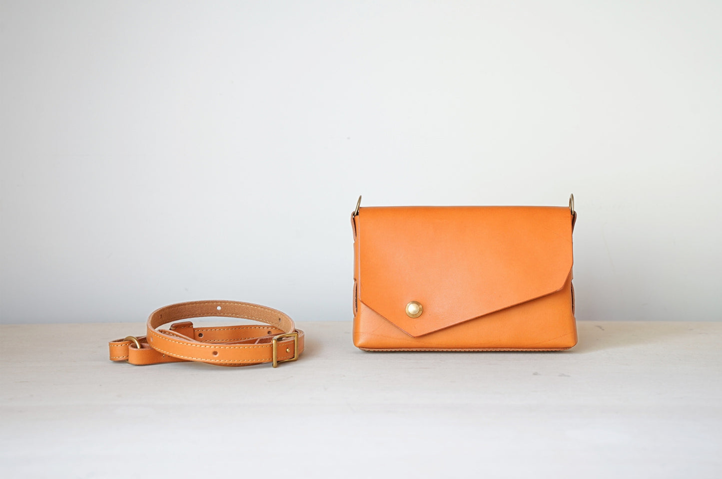 iris ショルダーバッグ ボディーバッグ ベージュ 正面