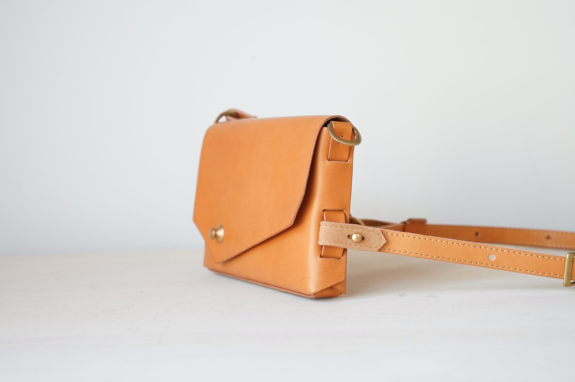 iris ショルダーバッグ ボディーバッグ ベージュ 側面