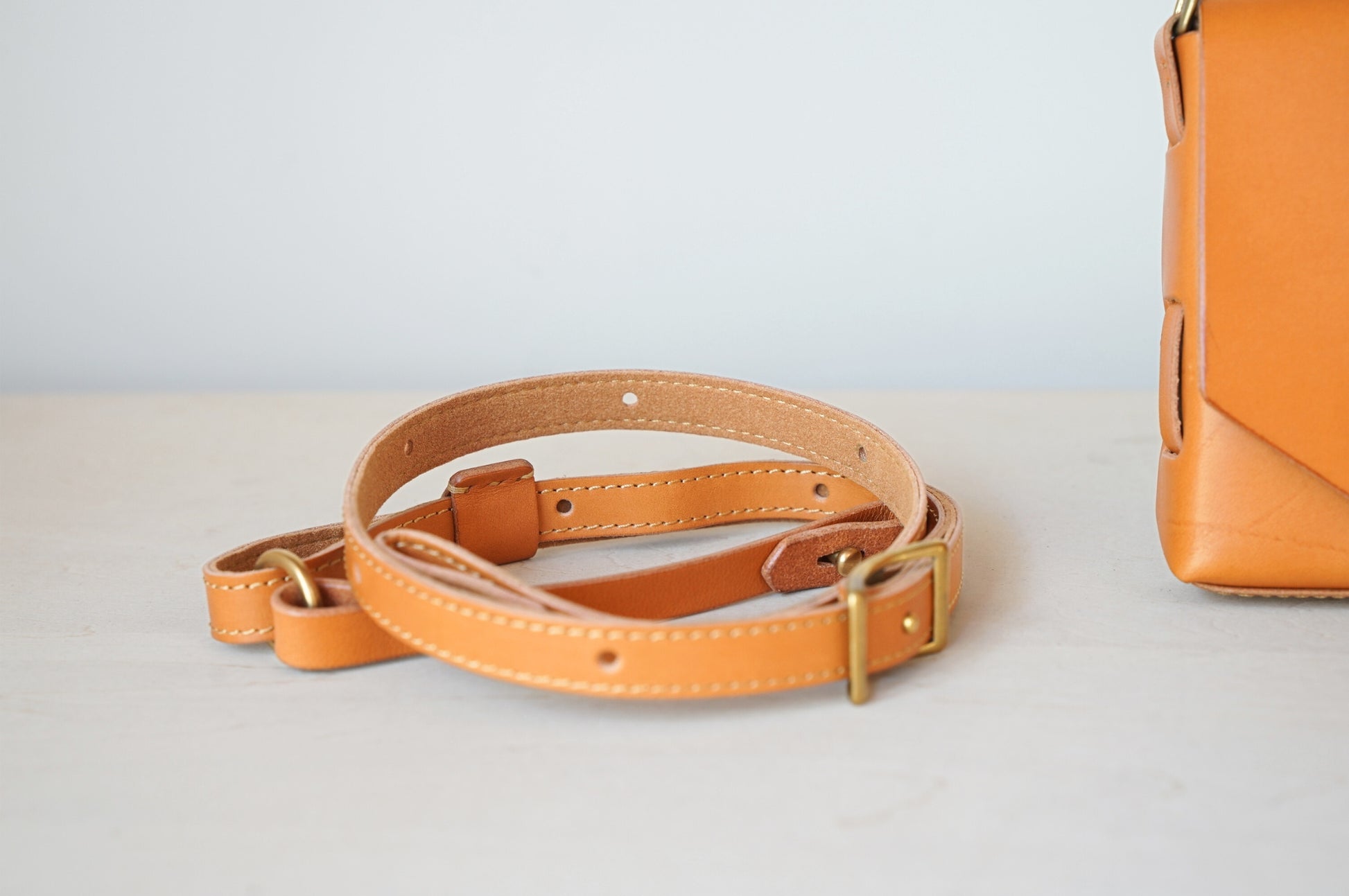 iris ショルダーバッグ ボディーバッグ ベージュ ストラップ