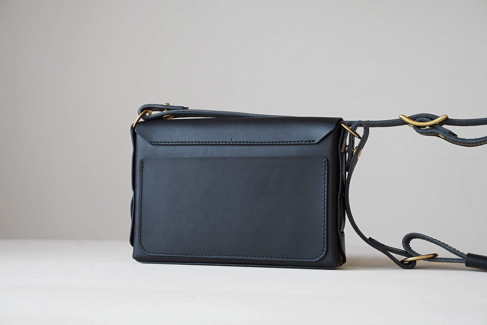 iris ショルダーバッグ ボディーバッグ 黒 背面