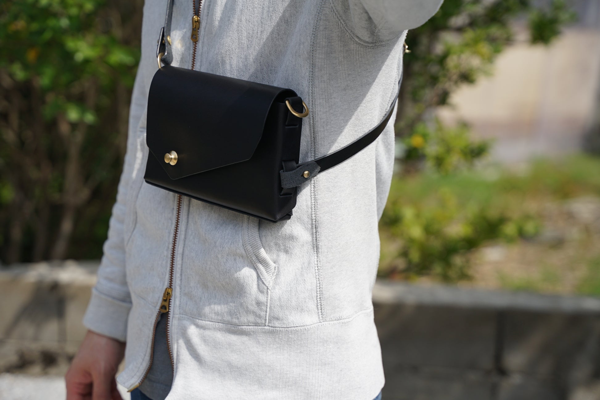 iris ショルダーバッグ ボディーバッグ 黒 着用例 男性