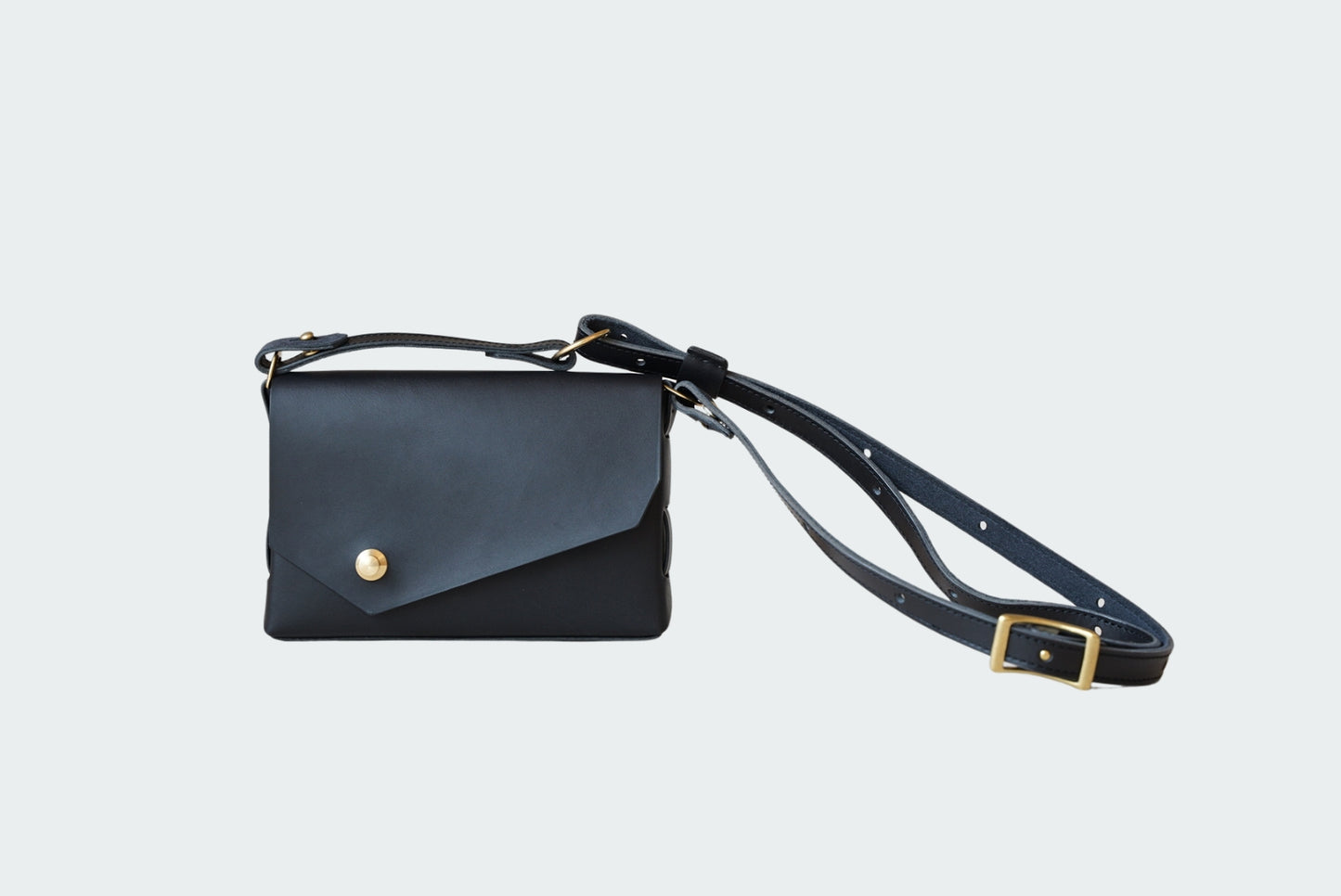 iris ショルダーバッグ ボディーバッグ 黒 正面