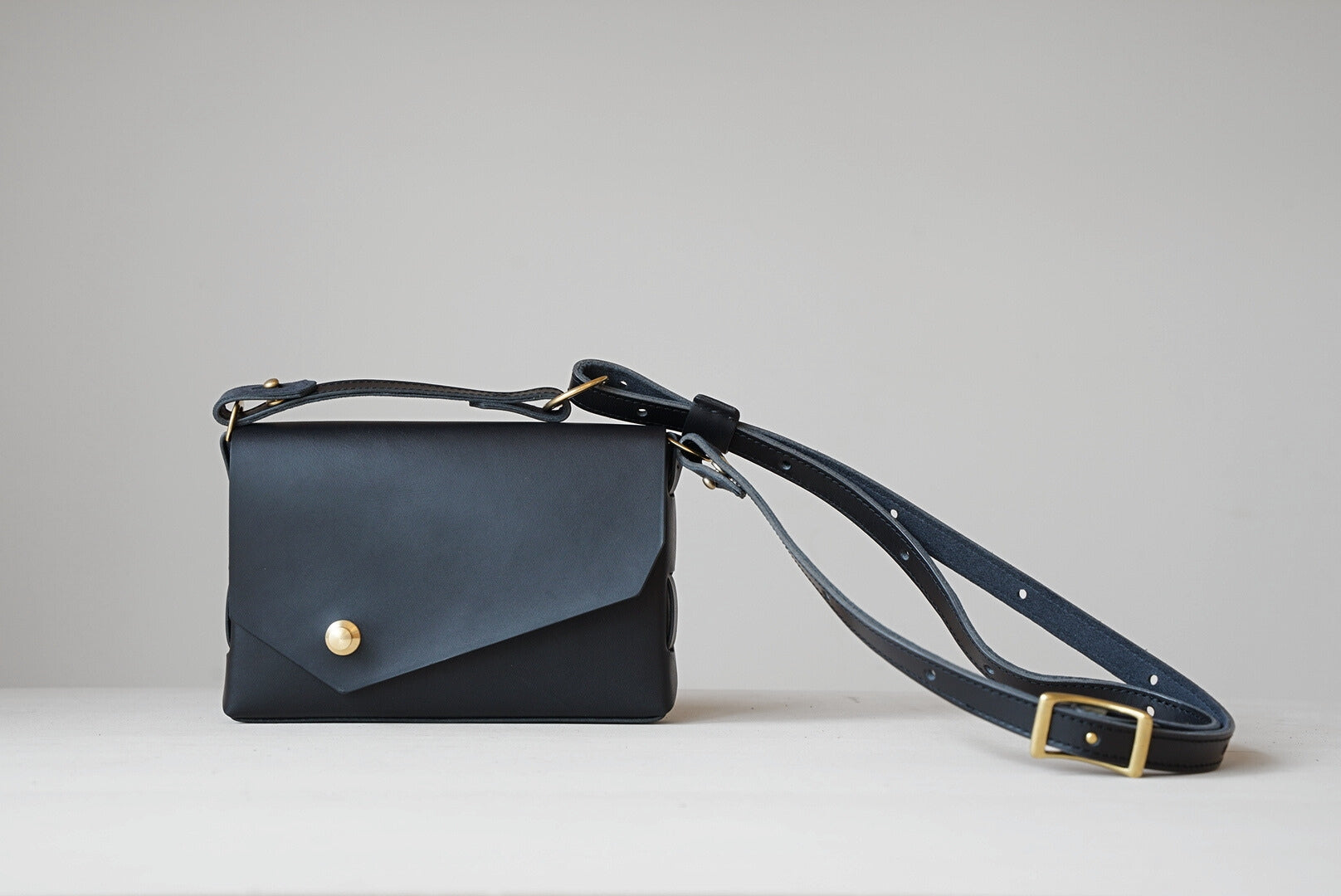 iris ショルダーバッグ ボディーバッグ 黒 正面