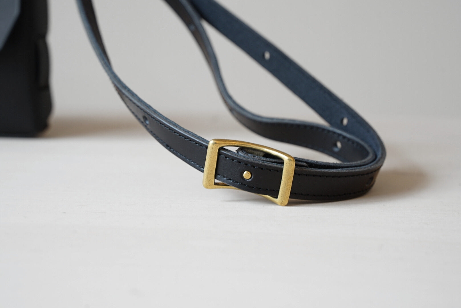 iris ショルダーバッグ ボディーバッグ 黒 ショルダーストラップ