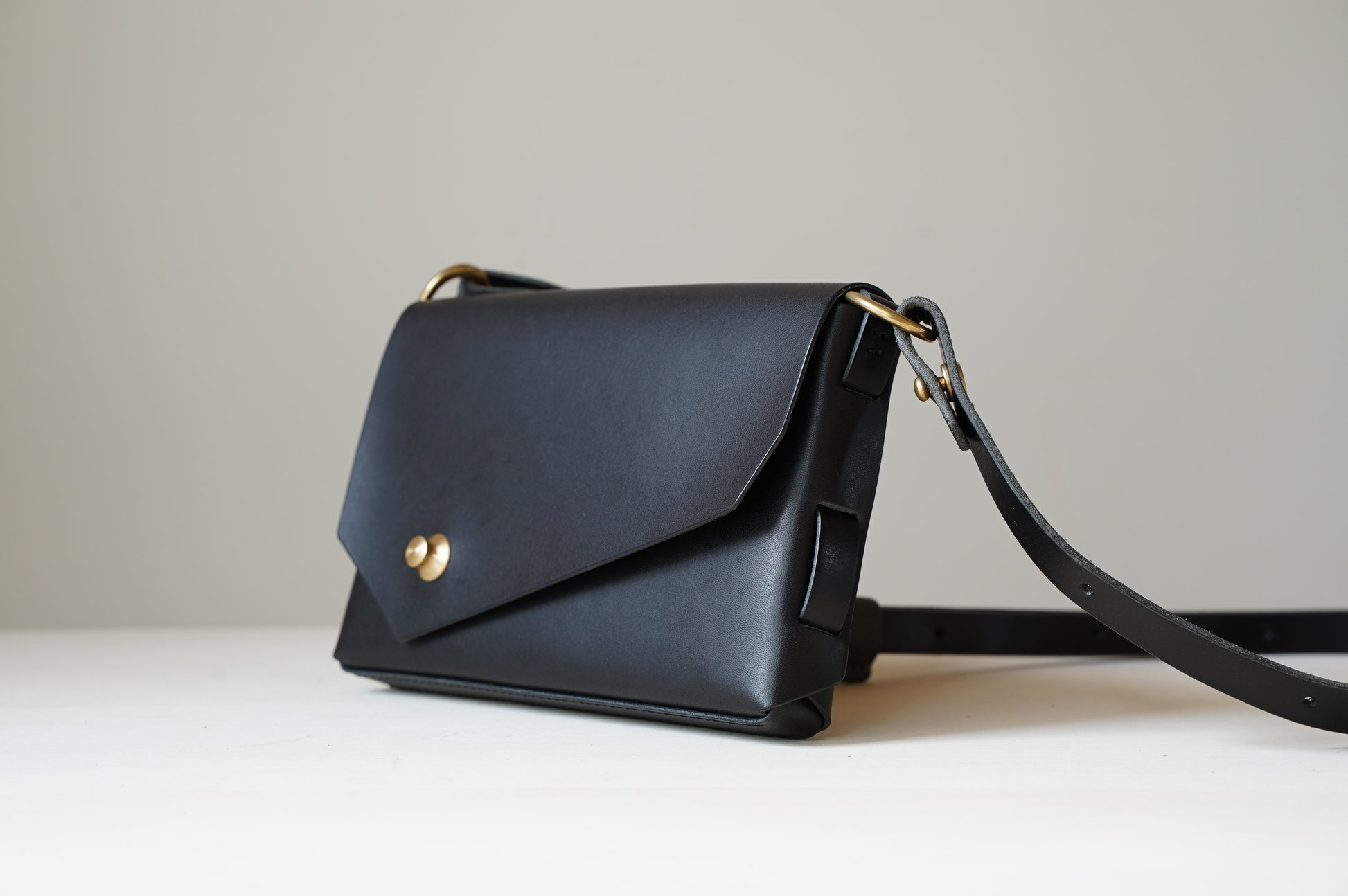 iris ショルダーバッグ ボディーバッグ 黒 側面