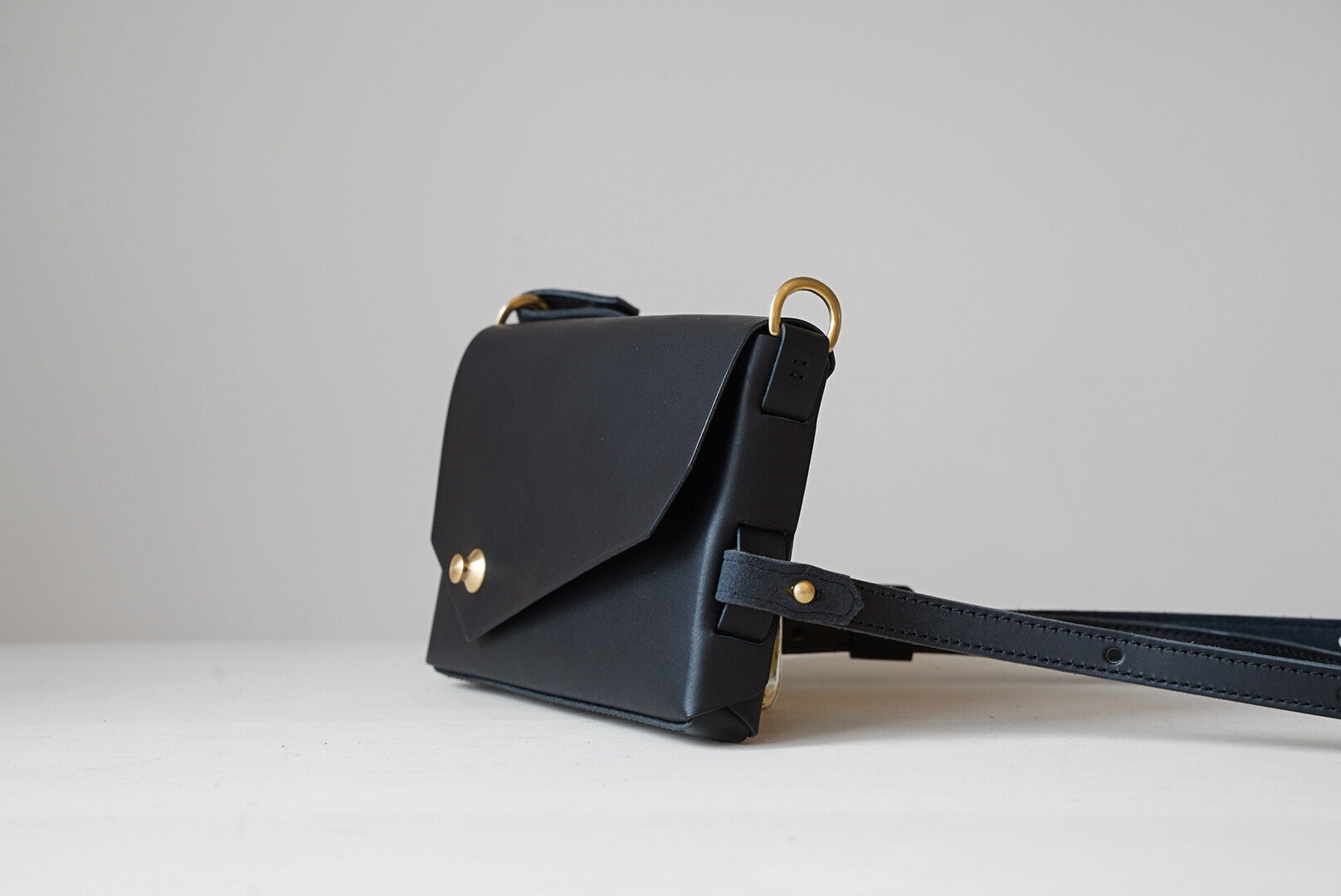 iris ショルダーバッグ ボディーバッグ 黒 側面