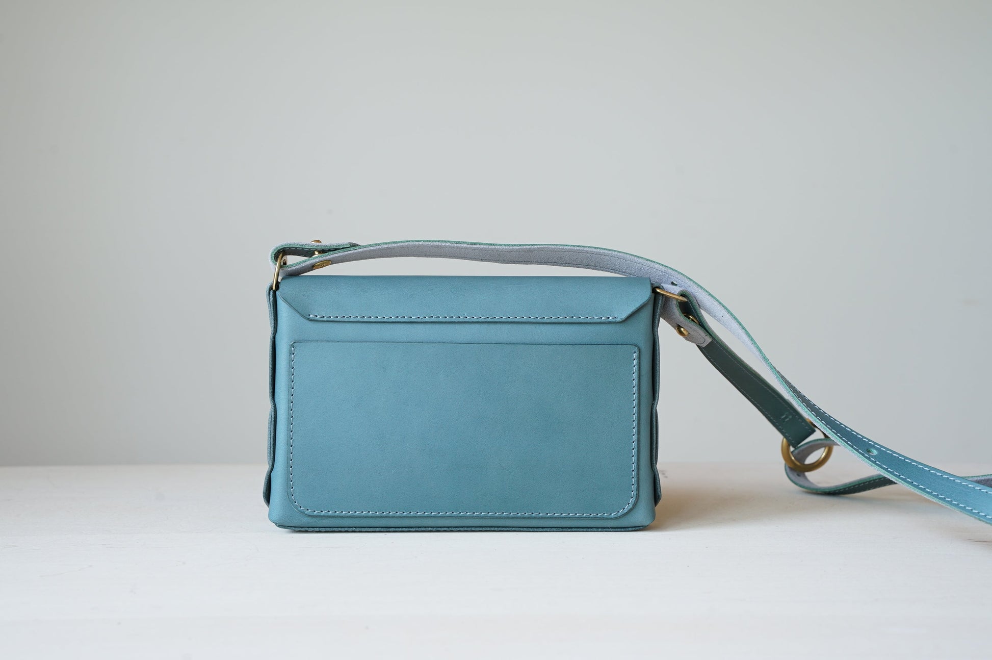 iris ショルダーバッグ ボディーバッグ ブルーグリーン 背面