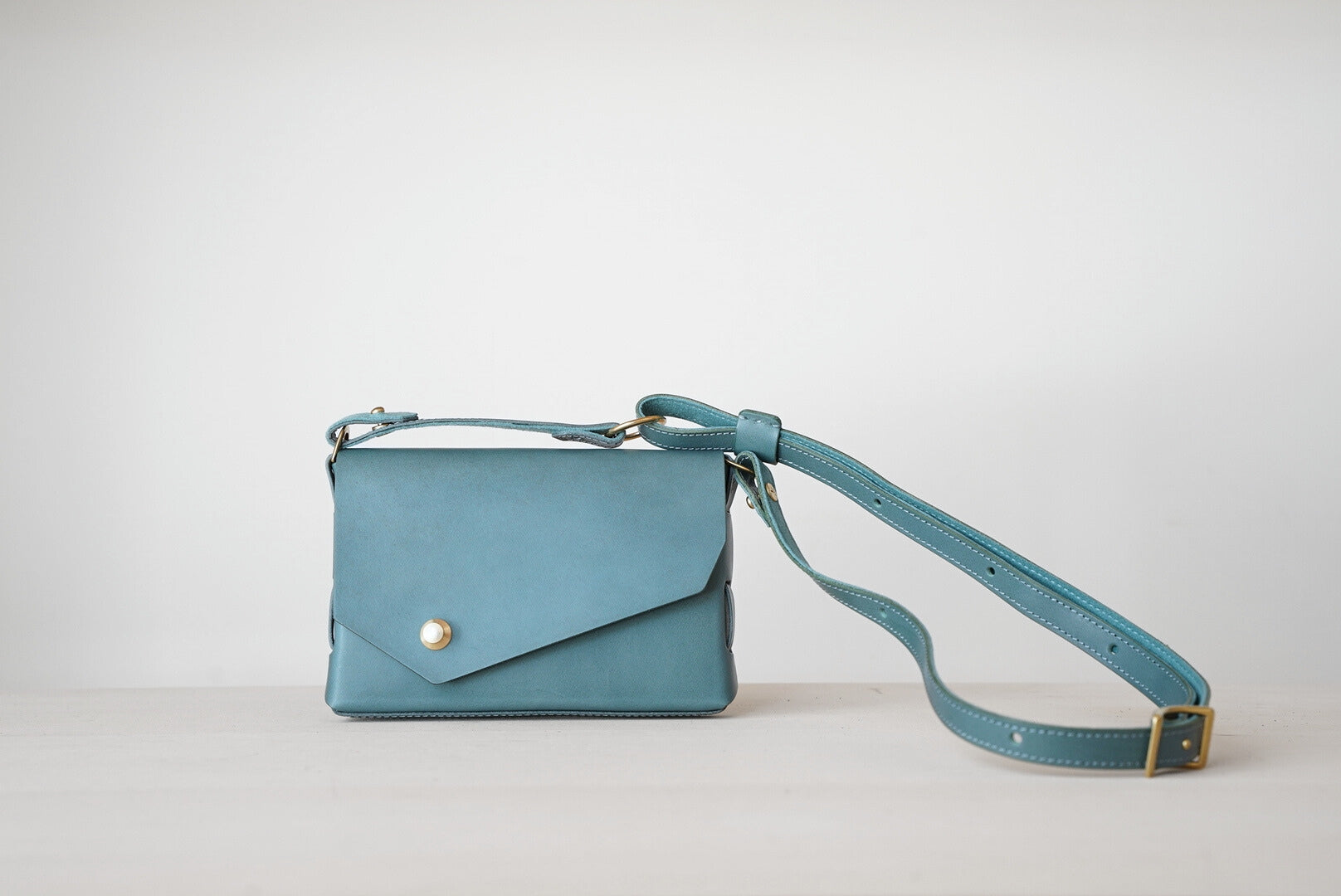 iris ショルダーバッグ ボディーバッグ ブルーグリーン 正面