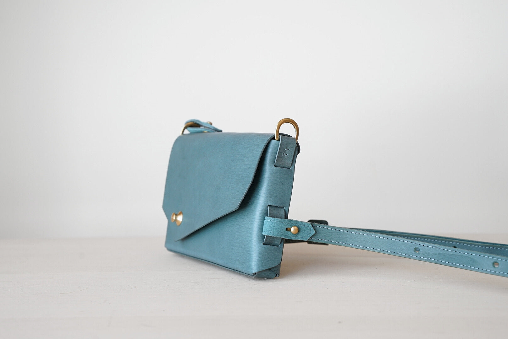 iris ショルダーバッグ ボディーバッグ ブルーグリーン 側面