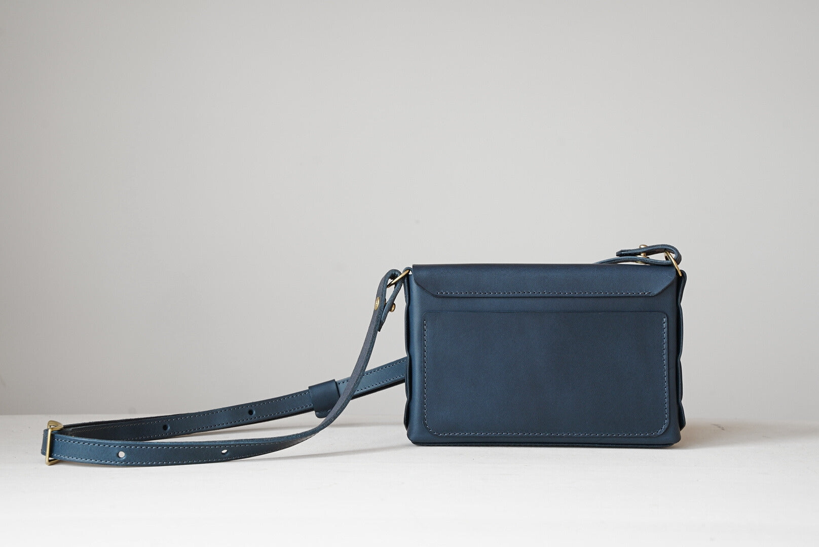 iris ショルダーバッグ ボディーバッグ ダークネイビー 背面