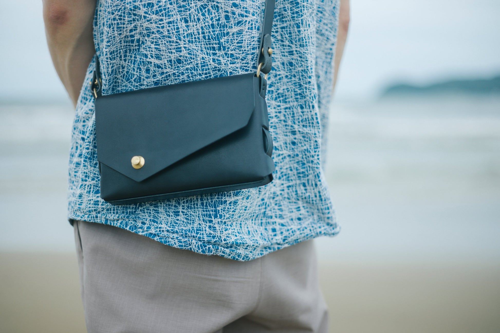 iris ショルダーバッグ ボディーバッグ ダークネイビー 着用例 男性