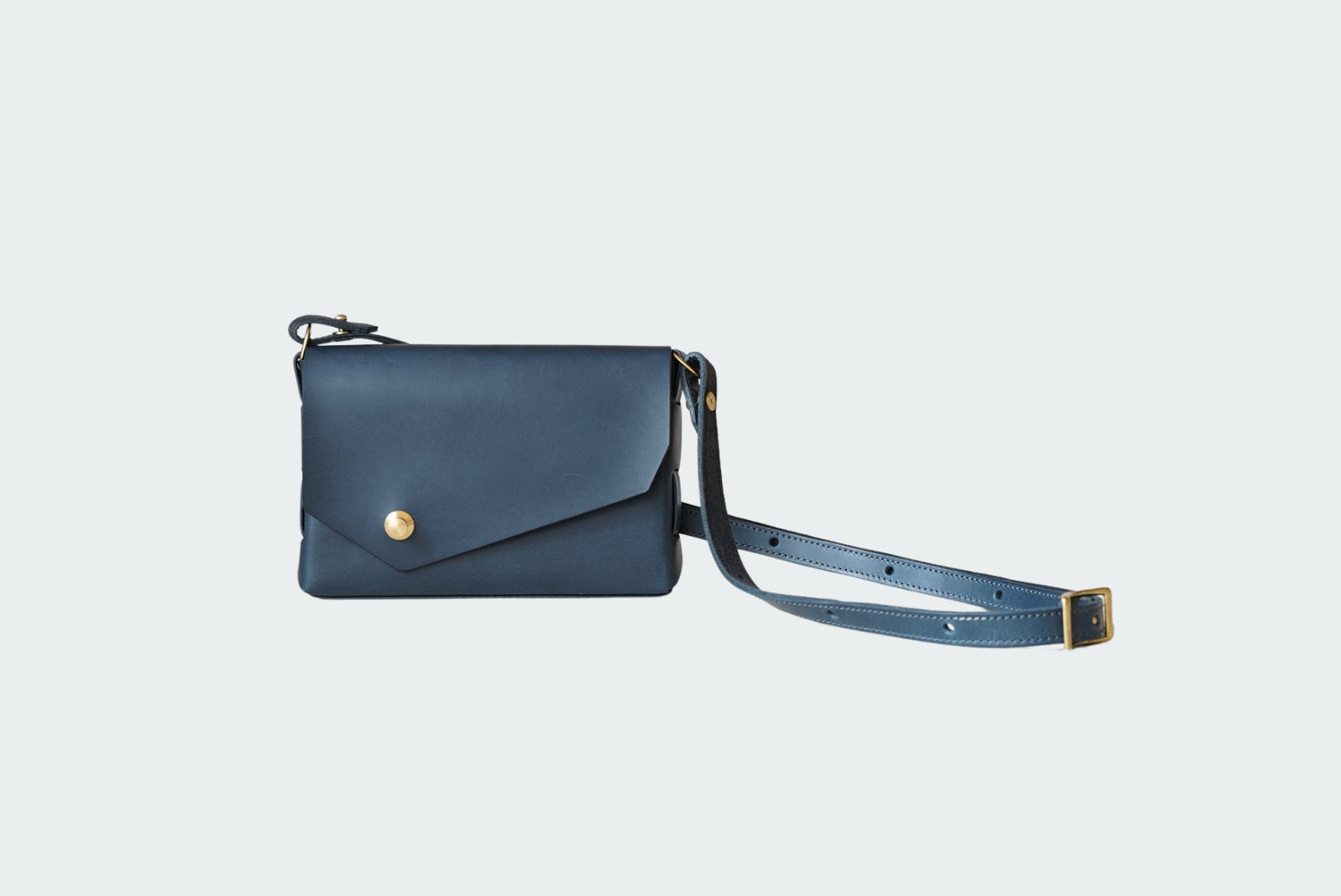 iris ショルダーバッグ ボディーバッグ ダークネイビー 正面