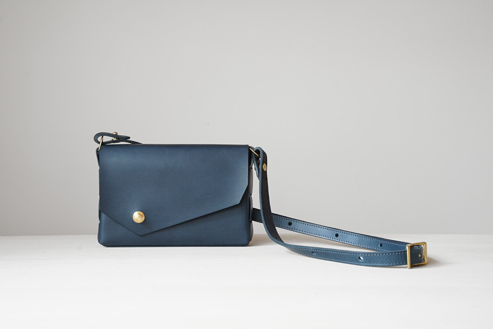 iris ショルダーバッグ ボディーバッグ ダークネイビー 正面