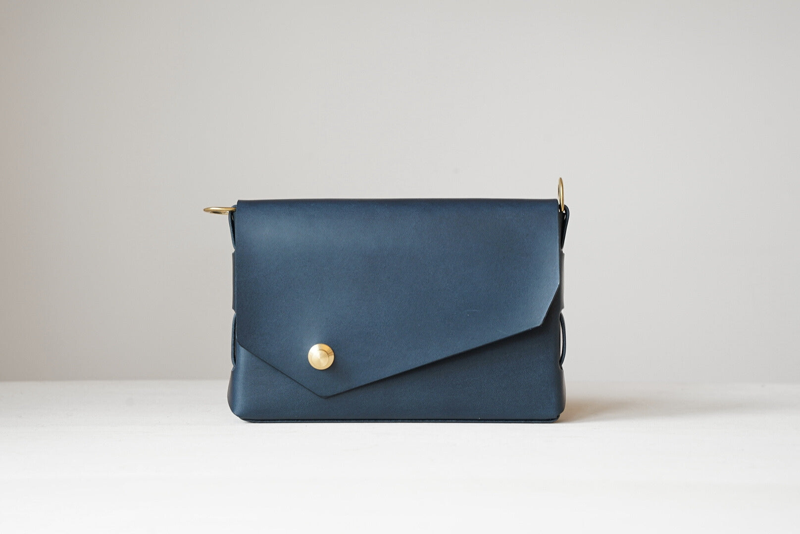 iris ショルダーバッグ ボディーバッグ ダークネイビー 正面