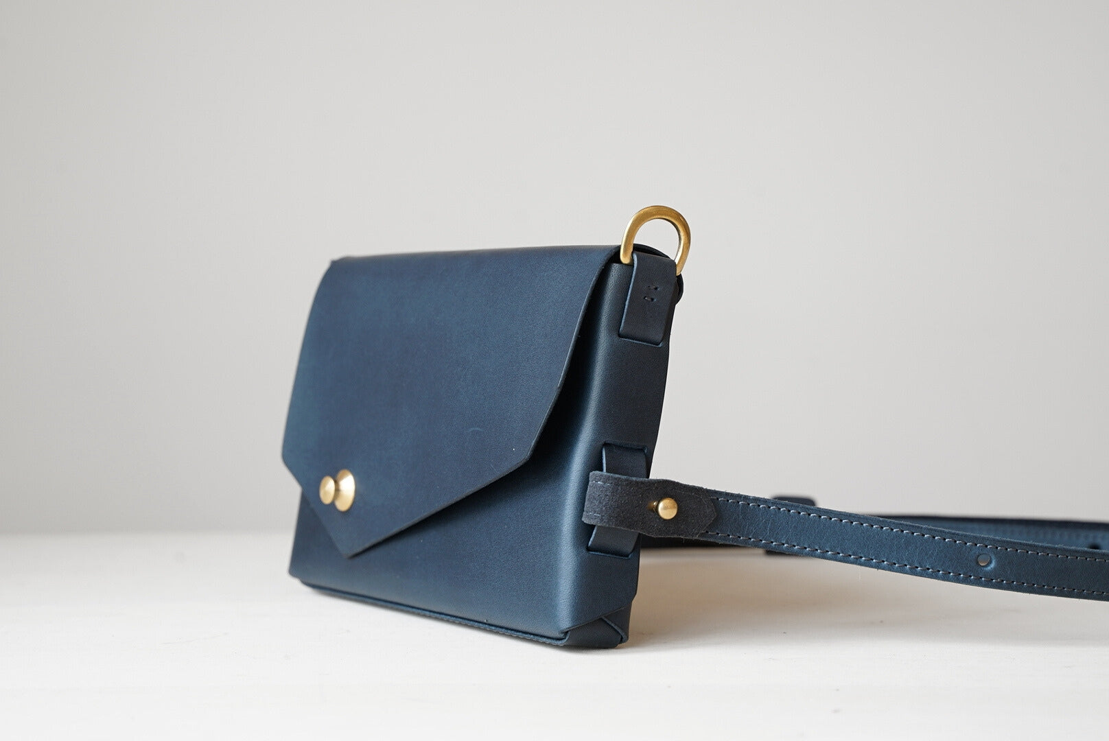 iris ショルダーバッグ ボディーバッグ ダークネイビー 側面