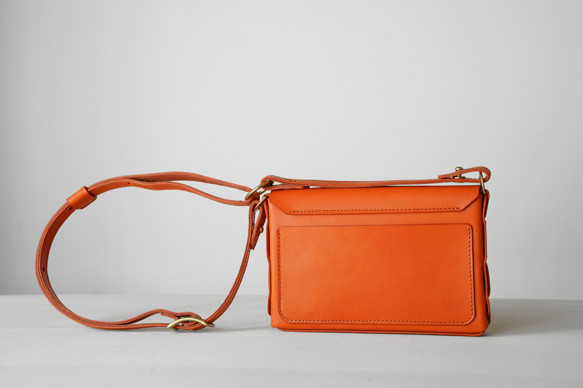 iris ショルダーバッグ ボディーバッグ 朱色 背面