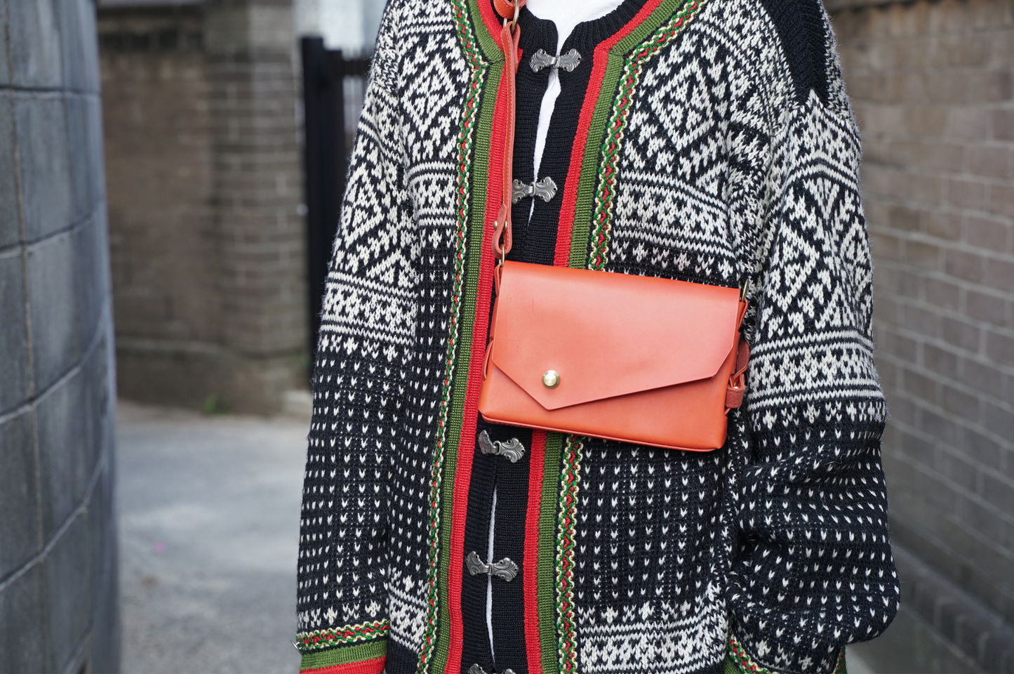 iris ショルダーバッグ ボディーバッグ 朱色 着用例