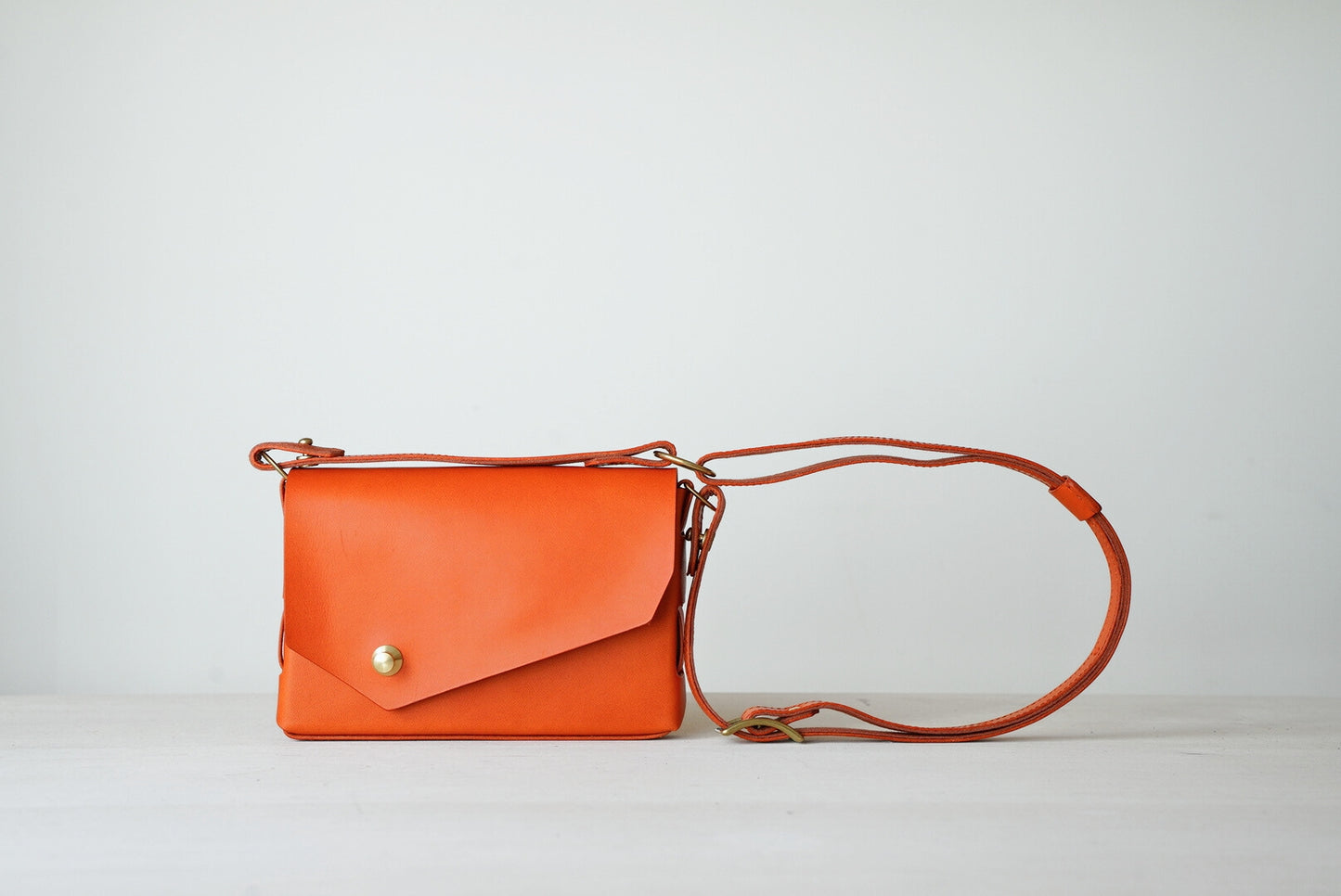 iris ショルダーバッグ ボディーバッグ 朱色 正面