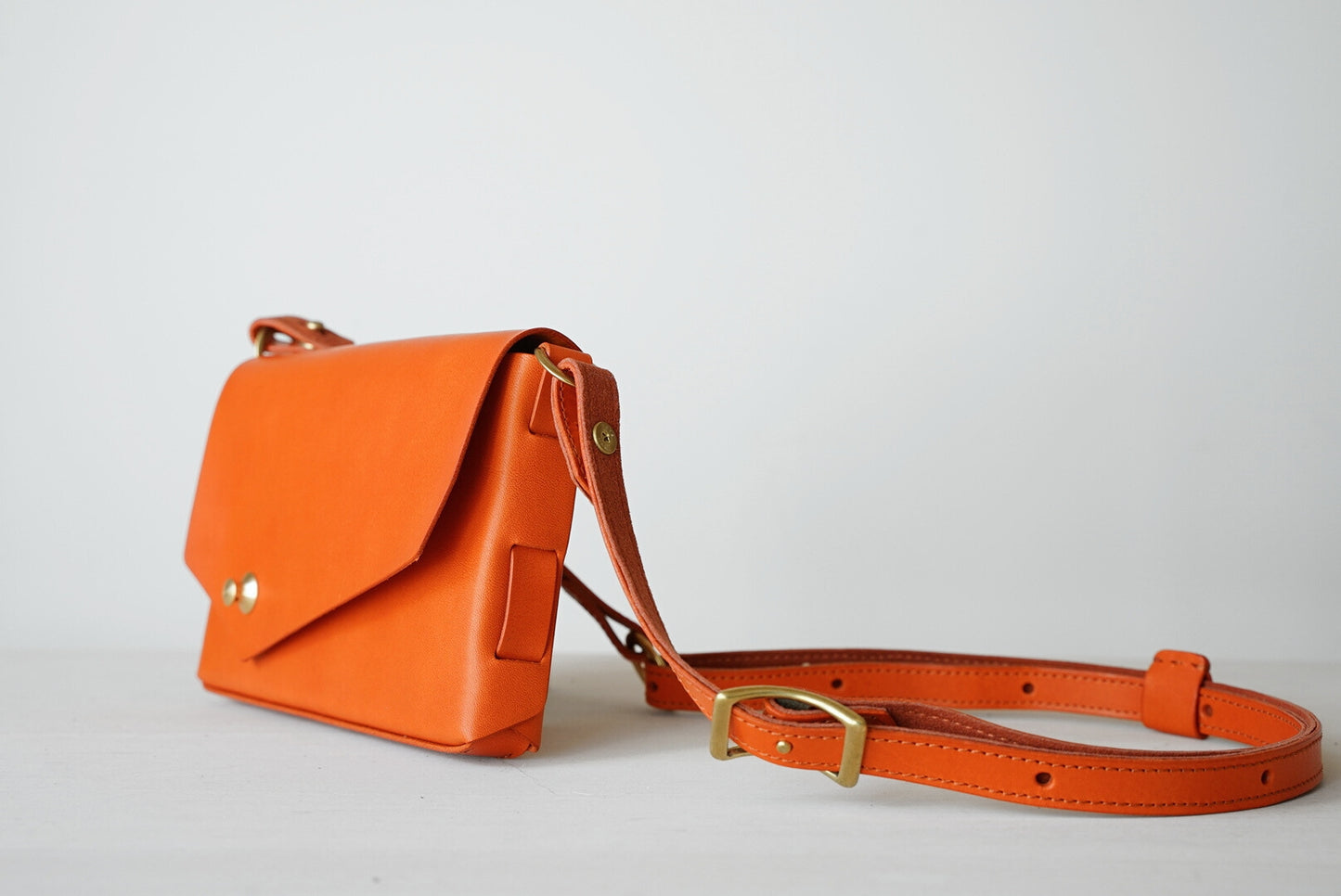 iris ショルダーバッグ ボディーバッグ 朱色 側面